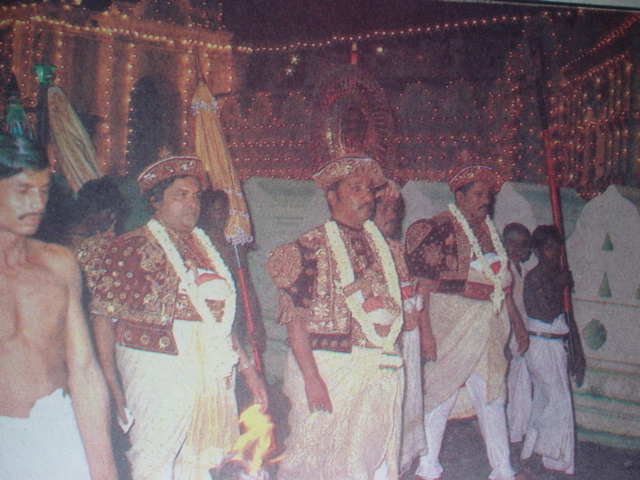 Kandyan Nilames misappropriating the umbrellas of the sacred relic